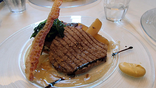 メインの飛騨牛もも肉のステーキ（Ａ５等級）